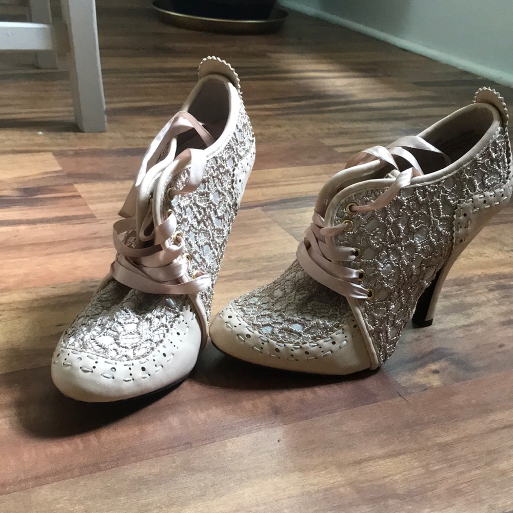 Moxy Mojo lace up booties with heels in latte